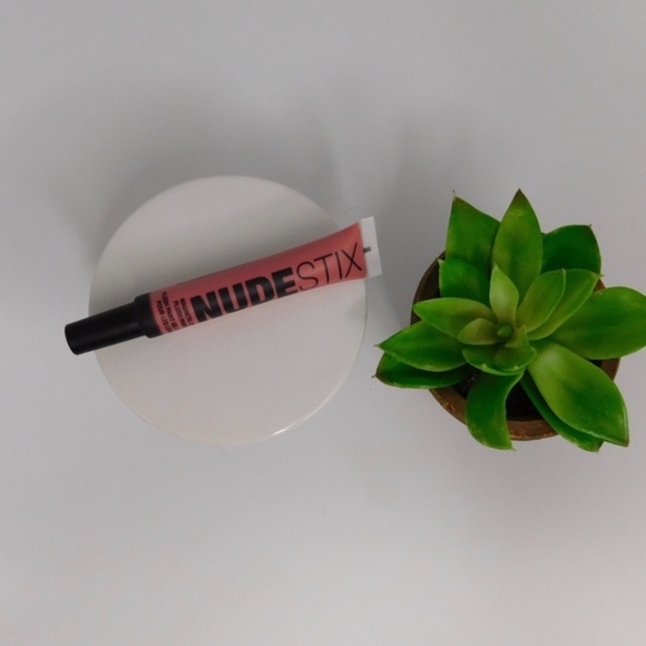 NudeStix "Waikiki Rose" liquid lipstick - Picture 4 of 7